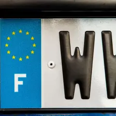 Fragment francuskiej tablicy rejestracyjnej z literami "WW" i symbolem UE.