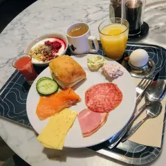 En härlig frukost på Holiday Club Åre med lax, ägg, pålägg, yoghurt och juice.