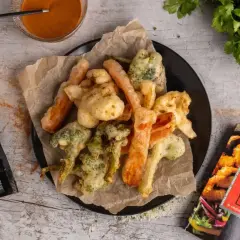 Chrupiące warzywa w cieście tempura, idealne do szybkiego przygotowania. Zobacz, tempura co to za pyszność!