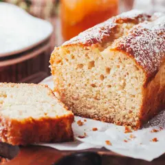 Un délicieux cake, saupoudré de sucre glace, prêt à être dégusté. Le temps de cuisson cake four chaleur tournante est parfait pour cette texture moelleuse.