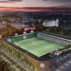 Nowoczesny stadion Warty Poznań z zielonymi fasadami i sterowcem nad boiskiem.