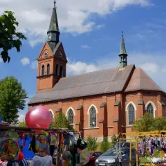 Jarmark z balonami i kościołem w tle. Może to przygotowania do imienin Bartłomieja?