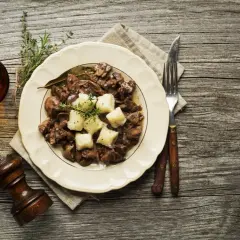 Porcja gulaszu z wątróbki wieprzowej z kluskami. Czy wątroba wieprzowa jest ciężkostrawna? Zależy od przygotowania i dodatków.