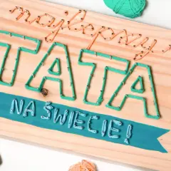Najlepszy tata na świecie! Własnoręczny diy prezent na dzień ojca zrobiony z sznurka i gwoździ na drewnianej desce.