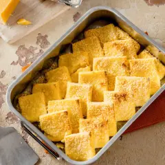 Gebackene Gnocchi alla Romana, goldbraun und mit Parmesan bestreut, bereit zum Servieren. Ein köstliches Rezept für jeden Anlass.