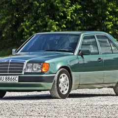 Zielony Mercedes W124, klasyk z lat 90., prezentuje się świetnie. Jego silnik zapewnia rozsądne spalanie, co czyni go idealnym na długie trasy.