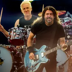 Perkusista Foo Fighters, Taylor Hawkins, w akcji. Dave Grohl gra na gitarze w tle.