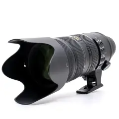 Obiektyw Nikon z osłoną przeciwsłoneczną. Zastanawiasz się, af-s co to znaczy? To skrót od "Auto Focus Silent", czyli cichy autofokus.