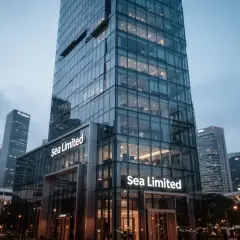 Moderne Glasfassade des Sea Limited Hauptsitzes im Abendlicht. Die Sea Limited Aktie symbolisiert Wachstum in der Skyline.
