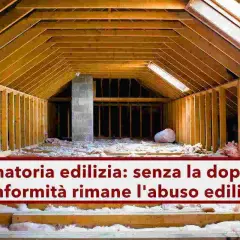 Sottotetto in costruzione, con travi in legno e isolamento. La scritta "Sanatoria edilizia: senza la doppia conformità rimane l'abuso edilizio" evidenzia un problema legale.