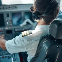 Ile zarabia pilot samolotu LOT? Zaskakujące wynagrodzenia i benefity