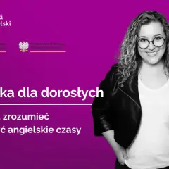 Uśmiechnięta kobieta w okularach i skórzanej kurtce na tle purpurowym z napisem "Gramatyka dla dorosłych".