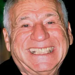 Uśmiechnięty Mel Brooks, legenda komedii, twórca niezapomnianych mel brooks filmów.