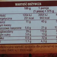 Tabela wartości odżywczych pizzy: 251 kcal na 100g, 943 kcal na porcję (375g).