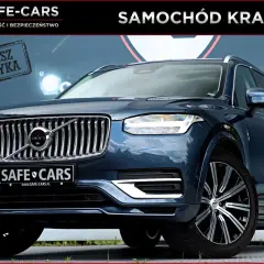 Ciemnoniebieskie Volvo XC90 na tle logo SAFE-CARS. Samochód krajowy, idealny do testu.