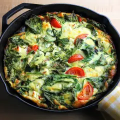 Frittata casera con acelgas, queso feta y tomates. Una opción deliciosa para tus recetas con acelgas.