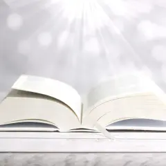 Ein aufgeschlagenes Buch mit einem Lesezeichen, das Lichtstrahlen empfängt. Wie in Phlm 1:3, ein Symbol für Hoffnung und Weisheit.