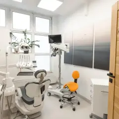Nowoczesny gabinet stomatologiczny z fotelem, mikroskopem i drzwiami z numerem 2.