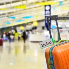 Bagaż z etykietą "Dubai" czeka na podróżnych na lotnisku.