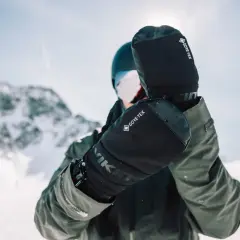 Narciarz w rękawicach z membraną GORE-TEX, chroniącą przed zimnem i wilgocią.