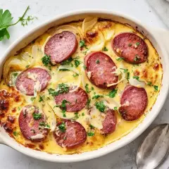 En krämig gratäng med korvskivor, lök och ost. Ett härligt korv recept som ser otroligt gott ut!