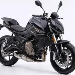 Motocicleta negra QJMotor SRK 700, una de las motos chinas marcas que destaca por su diseño deportivo y motor potente.