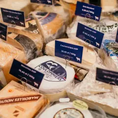 Sery francuskie rodzaje: Brie, Munster, Coulommiers, Gouda Old Amsterdam, Ser angielski red cheddar. Wybór dla smakoszy.