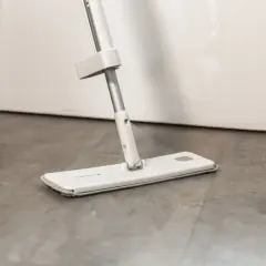Mopa moderna rociando agua para fregar el suelo.