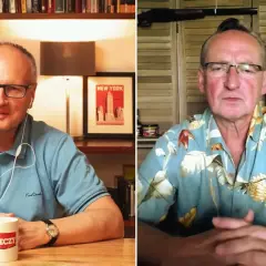 Dwóch mężczyzn w okularach, jeden w niebieskiej koszulce polo, drugi w hawajskiej.