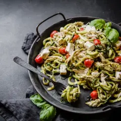 Zucchinipasta med kyckling, tomater och fetaost. En härlig och proteinrik mat som passar perfekt för en lätt lunch.