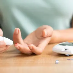 Osoba mierzy poziom cukru we krwi glukometrem. Czy cukrzyca jest dziedziczna? To pytanie nurtuje wiele osób, zwłaszcza gdy w rodzinie występowały przypadki tej choroby.