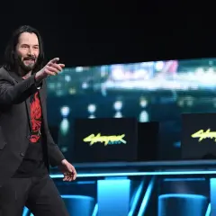 Keanu Reeves, aktor wcielający się w Johnny'ego Silverhanda, wskazuje palcem na scenie.