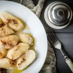 Pyszne kluski leniwe, posypane cukrem i cynamonem, gotowe do podania. Idealne na szybki deser, zgodnie z prostym kluski leniwe przepis.