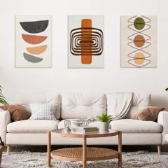 Trzy obrazy w formacie 30x40: geometryczne półkola, spirale i kółka. Nowoczesny salon z sofą i stolikami.