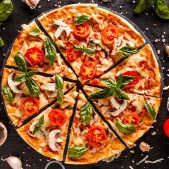Pizza con champiñones, tomates y albahaca. ¿Qué significa dop? ¡Una delicia!