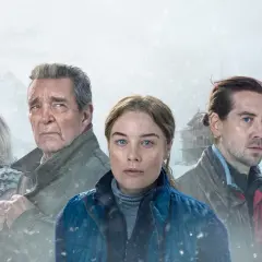 Fyra personer i snöklädd miljö, en norsk kriminalserie. En kvinna i förgrunden, en äldre kvinna och man bakom, samt en man med hästsvans till höger.