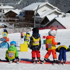 Gdzie na narty z dziećmi? Najlepsze stoki i porady 2026