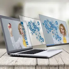 Kobieta z markerem tworzy cyfrowy świat, jak w micie o Pigmalionie. Ekran laptopa wyświetla jej odbicie i ikony.