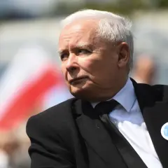 Jarosław Kaczyński w garniturze z przypinką z kwiatkiem. Analiza głosowań pokazuje, kto z posłów Konfederacji najczęściej głosuje ramię w ramię z Prawem i Sprawiedliwością.