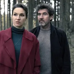 Zwei Ermittler, ein Mann und eine Frau, stehen im Wald. Sie sind Teil von "Katharina Tempel Krimi Teil 3".