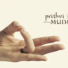 Mano realizando el mudra dedo anular y pulgar, conocido como Prithvi Mudra, que representa la tierra y la estabilidad.