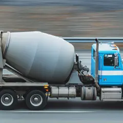 Niebieska gruszka betonu pędzi po drodze. Zastanawiasz się, ile kosztuje gruszka betonu?