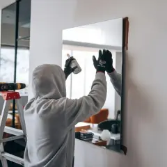 Jak przykleić lustro do płytek? Trwały montaż bez wiercenia!