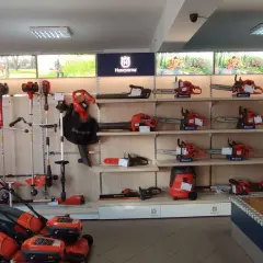 W sklepie Husqvarna motocykle dealerzy prezentują piły, kosy i dmuchawy.