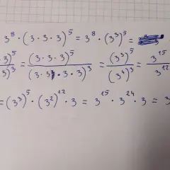 Matematyczne obliczenia pokazujące, jak zapisać w postaci jednej potęgi wyrażenia z potęgami i mnożeniem.