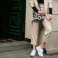 Jaka bluzka do beżowej spódnicy? Stwórz idealny look!
