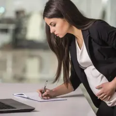 Koniec umowy z dniem porodu – co dalej? Prawa i obowiązki pracownicy