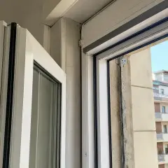 Dettaglio di una finestra con vetro acustico 60 dB, che garantisce silenzio e comfort.