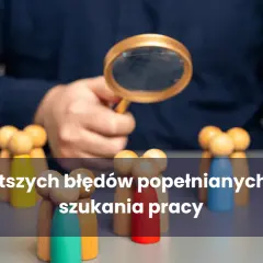 Dłoń z lupą analizuje grupę drewnianych ludzików. Tekst informuje o 8 najczęstszych błędach podczas rozmowy kwalifikacyjnej.