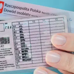 Polskie prawo jazdy z widocznymi kategoriami pojazdów, od motocykli po autobusy.